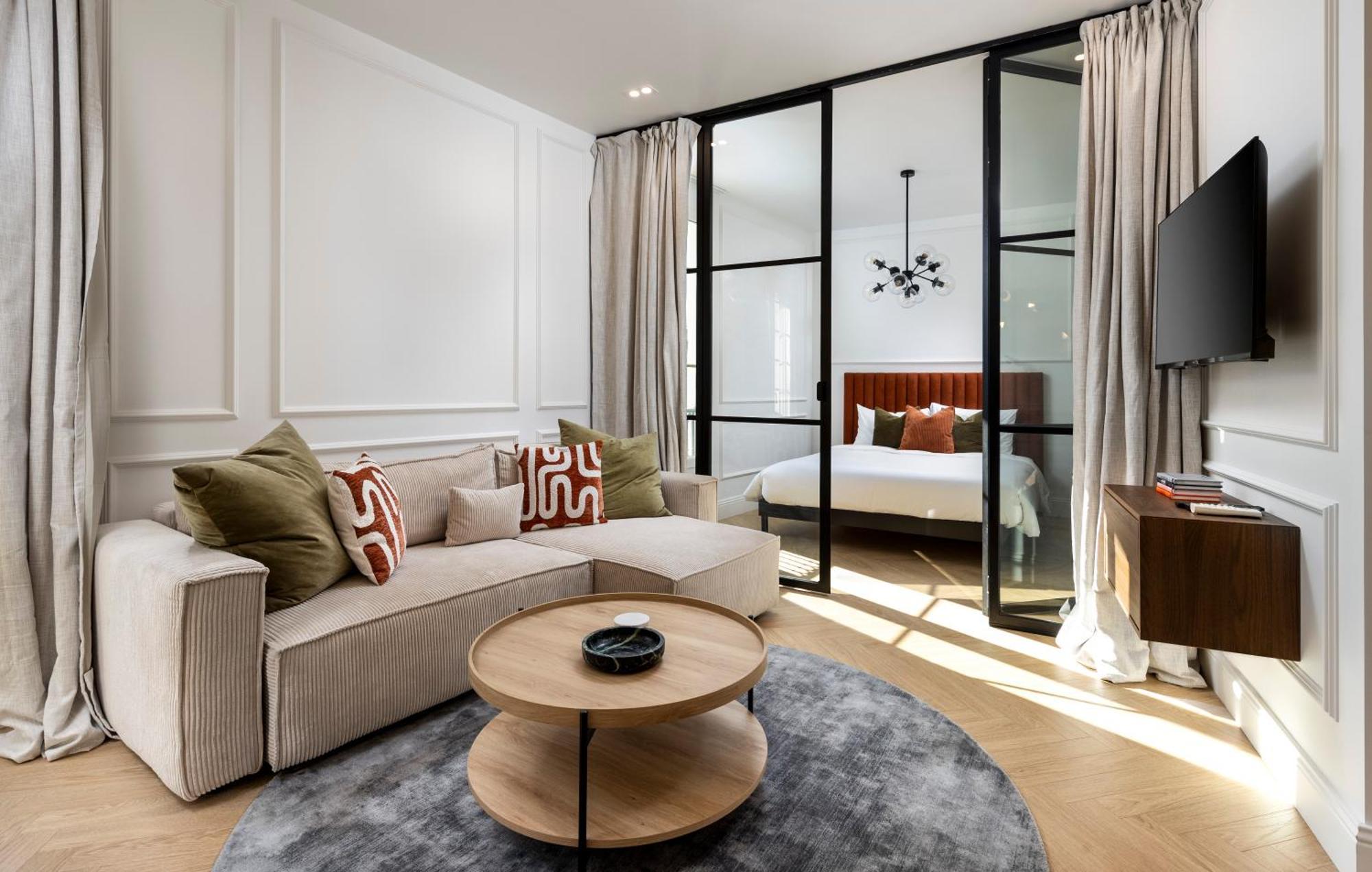 Designer Floor Sleeps 8 Peaceful Elevator Fiber Wifi, Balcony Apartment