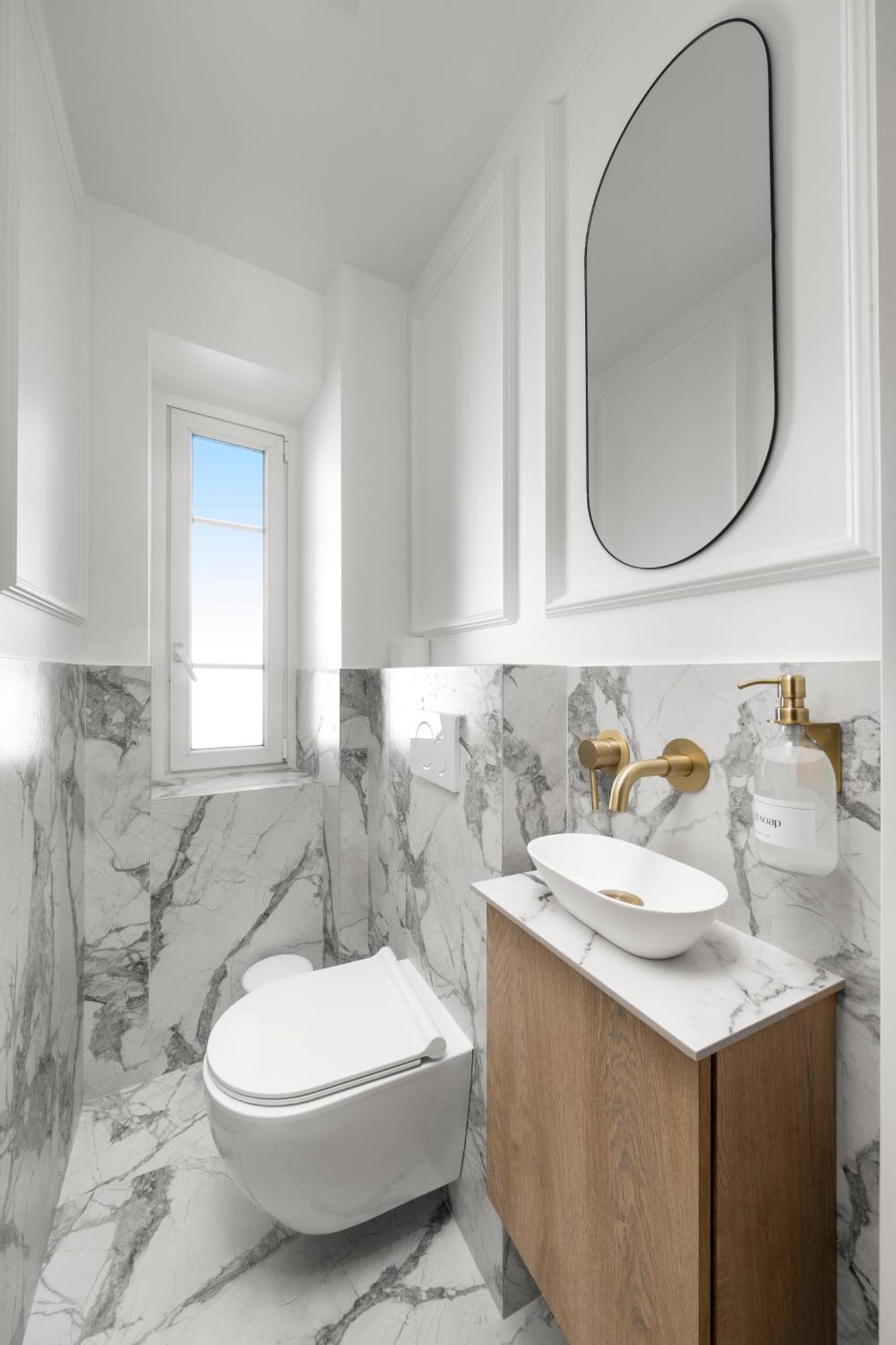 Designer Floor Sleeps 8 Peaceful Elevator Fiber Wifi, Balcony Apartment