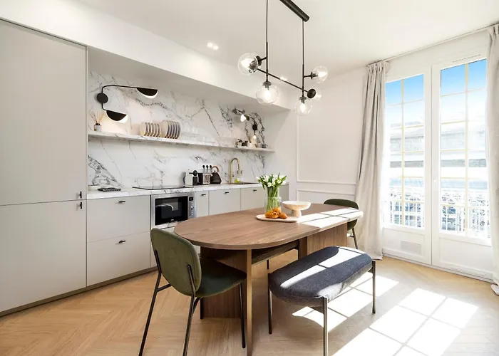 Designer Top Floor Sleeps 8 Peaceful Elevator Fiber Wifi, Balcony